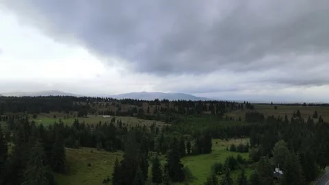 Flying a drone sideways with the mountains view Vidéo 260207565