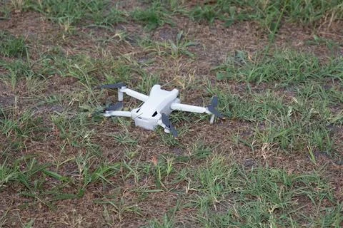 Flying drone small gray with four propellers placed on the ground outside Stock-Fotos