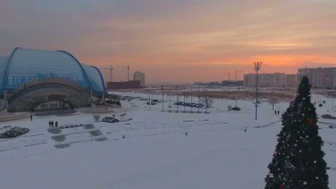 Flying drone at sunset over the central area of the city with a Christmas tree. Stock Footage 71466350