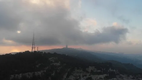 Flying drone through the clouds over the slopes of Mount Carmel, Israel. Vidéo 113318862