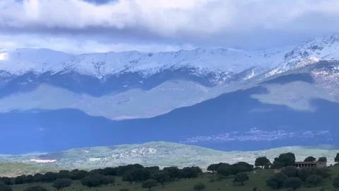 Flying with a drone in winter in the Tiétar-Ávila valley 스톡 동영상 278422597