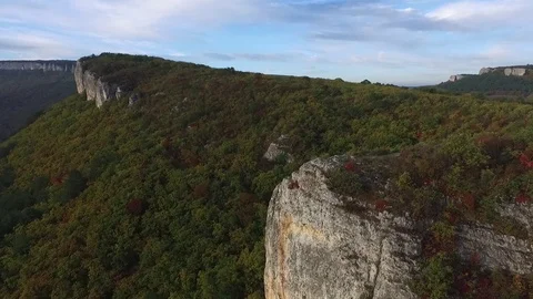 Flying at the edge of a cliff. 库存影片 72535772