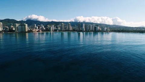 Flying far out in the clear blue water outside Waikiki beach with a view Video stock 109455137