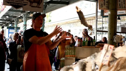 Flying fish: man throwing fish in the air inside the Fish Market in Seattle. Stock-Footage 121410222