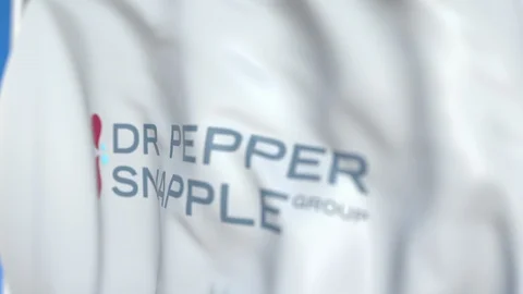 Flying flag with Dr Pepper Snapple Group logo, close-up. Editorial loopable 3D Stock-Footage 115245566