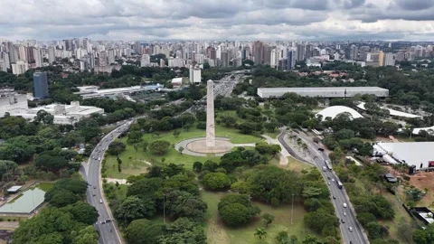 Flying forward over Parque Ibirapuera toward Obelisco de Sao Paulo Vídeo Stock 342646330