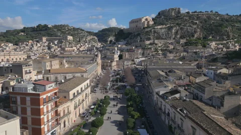 Flying forward over piazza of town of Scicli in Sicily Vídeo Stock 226804553
