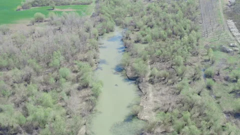Flying high above a wild river in the middle of nowhere Vidéo 152234513