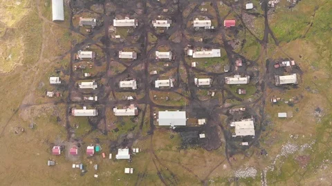 Flying at high altitude Stockbeeldmateriaal 100998842