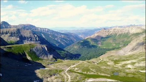 Flying high in the mountains  Vídeo Stock 87621632
