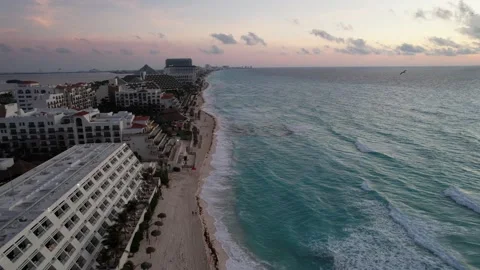 Flying high over the beach in Cancun at sunrise 库存影片 169063261