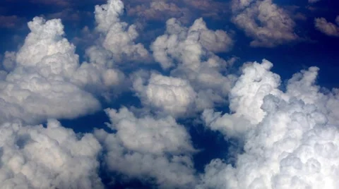 Flying high in the sky above clouds Vidéo 54667659