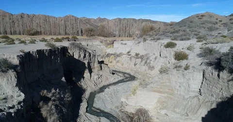 Flying inside ravine of El Leoncito river. Ascending between rocky walls 스톡 동영상 98344349