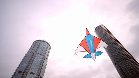 Flying kites in the city 库存影片 123013140