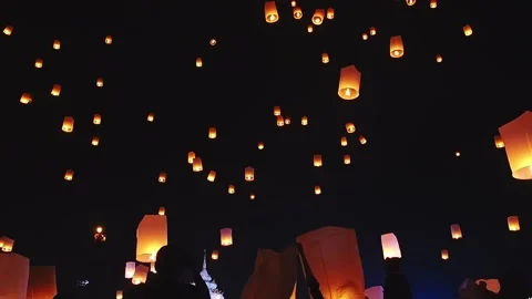 Flying lanterns, floating lanterns, hot-air balloons in Loy Krathong Festival. Stock Footage 163094090