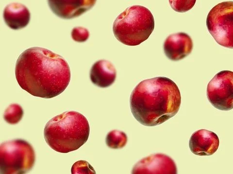 Flying levitating floating red ripe fresh juicy apples in air on beige back.. Foto stock