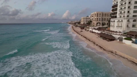 Flying low over the beach in Cancun at sunrise 库存影片 169063097