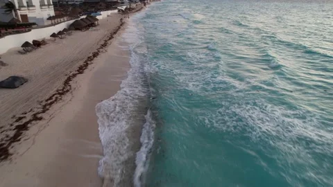 Flying low over the beach in Cancun at sunrise 库存影片 169063179
