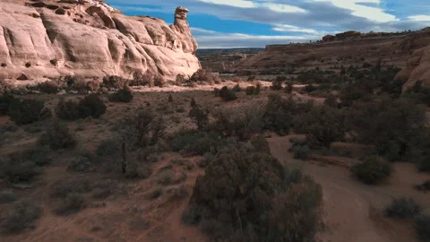 Flying low through a desert canyon 스톡 동영상 157436100