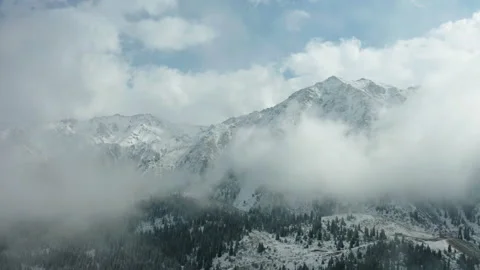 Flying in the mountains 스톡 동영상 168503507