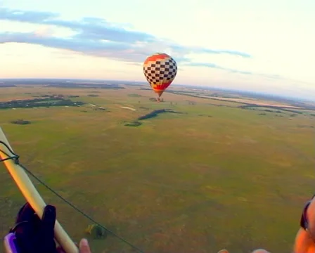 Flying near the balloon. 스톡 동영상 47716706