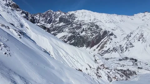 Flying next to hillside deep on the Chilean Andes range,4K Vidéo 134984666