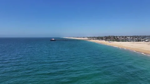 Flying northbound along Balboa Beach towards Newport Beach Balboa Pier 库存影片 340075714
