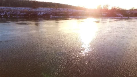 Flying in the opposite direction 動画素材 129116492