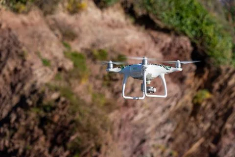Flying our drone on the beach, with cliffs in the background Foto stock