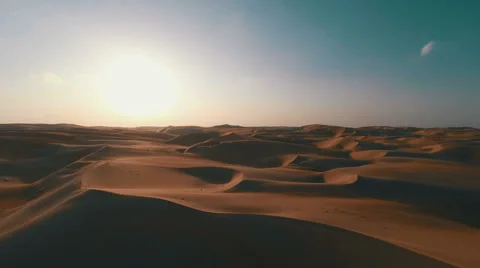 Flying out from the shadow od a large dune revealing the sun Vídeo Stock 55517413