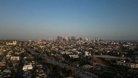 Flying Over 101 Freeway Los Angeles with Downtown LA city Skyline in backgro Vídeo Stock 263779073