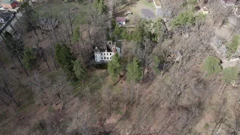 Flying over Abandoned old manor house. Broken roof. 스톡 동영상 224709683