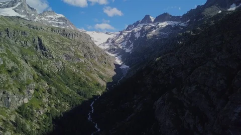 Flying over the Alpine Mountains Vídeo Stock 113150748