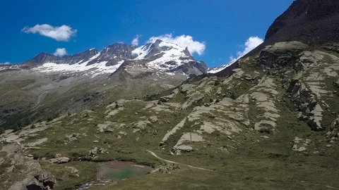 Flying over the Alpine Mountains Vídeo Stock 113264206