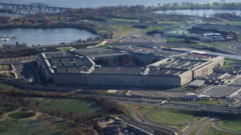 Flying over Arlington Cemetery past the Pentagon; Columbia Island Marina at left Vídeos de archivo 59208482