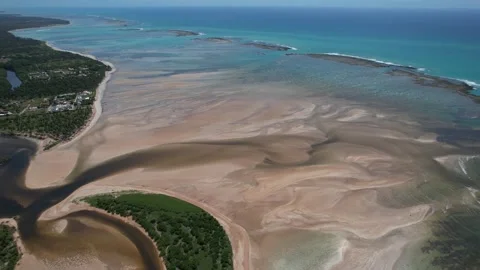 Flying over the beach of So Miguel dos Milagres, touristic and paradisiacal b Vidéo 196263575