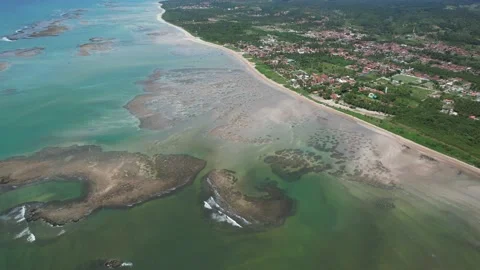 Flying over the beach of So Miguel dos Milagres, touristic and paradisiacal b Vidéo 196263579