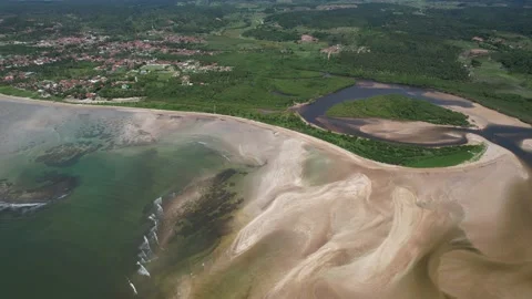 Flying over the beach of So Miguel dos Milagres, touristic and paradisiacal b Vidéo 196263583