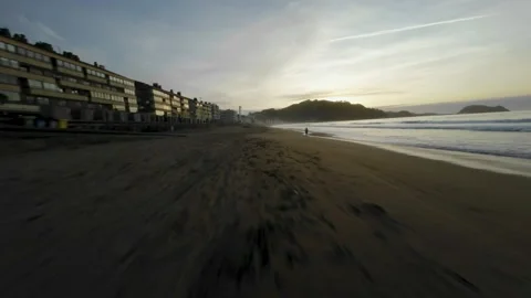 Flying over the beach in zarautz fpv Video stock 238032311
