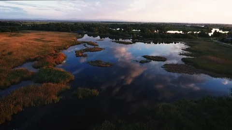 Flying over a beautiful lake. Reflection of clouds in the lake. Air chamber Vídeos de archivo 90401590