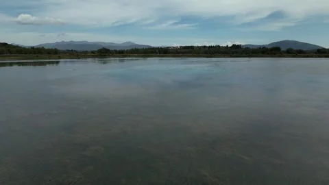 Flying over the blue lake Vidéo 346485439