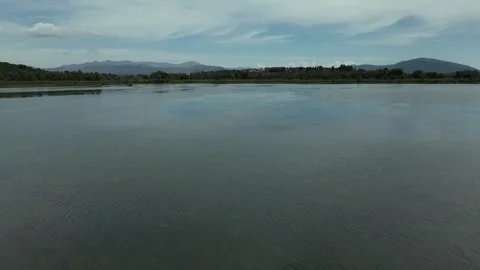 Flying over the blue lake Vidéo 346485550