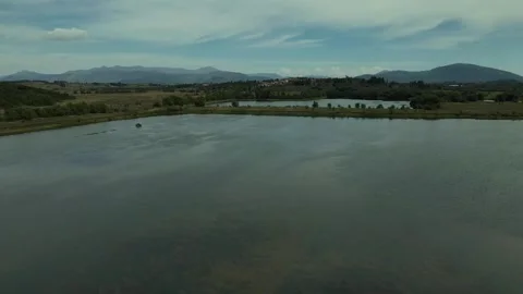 Flying over the blue lake Vidéo 346485671
