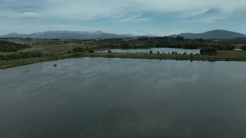 Flying over the blue lake Vidéo 346485684