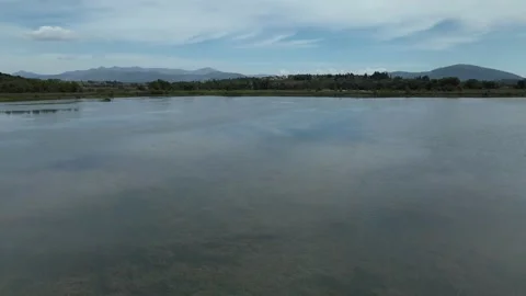 Flying over the blue lake Vidéo 346485692