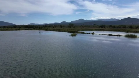 Flying over the blue lake Vidéo 346485753