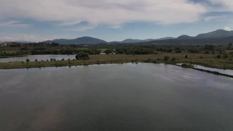 Flying over the blue lake Vidéo 346485853