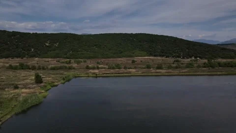 Flying over the blue lake Vidéo 346485935