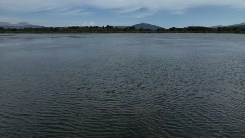 Flying over the blue lake Vidéo 346485944