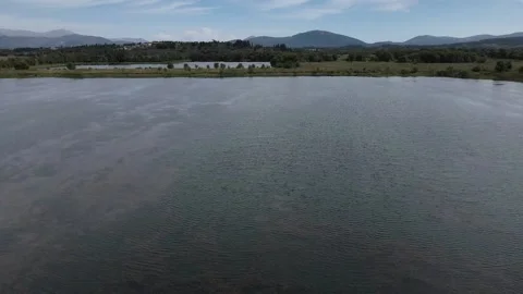 Flying over the blue lake Vidéo 346485945